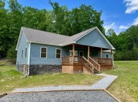 Cozy 3 BR Cabin with Pond on 3 acres - New River Gorge - Summersville Lake