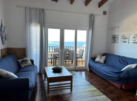 House with sea views and pool in Arenal del Castell, hotel in Arenal d'en Castell