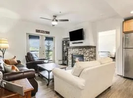 Ski-InandOut 2BR Granby Condo with Mtn Views and Hot Tub