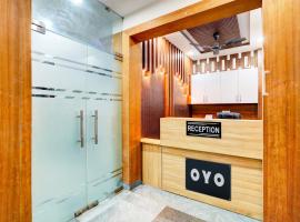 HOTEL O BONJOUR .INN NEAR CROWN PLAZA, hotell sihtkohas Sūrajpur