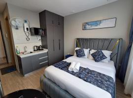 Favorite Staycation by Janice - Modern Comfort Near Airport