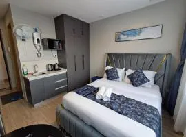 Favorite Staycation by Janice - Modern Comfort Near Airport
