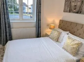 Annexe Studio private entrance, hallway and parking