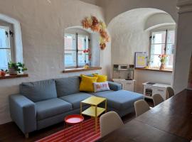 Glockenturm der Schlosskapelle von 1600 - Renaissance trifft auf die Gegenwart und beschert einen kunterbunten Urlaub f&uuml;r die ganze Familie mitten im Bayerischen Wald，施瓦爾察赫的小屋