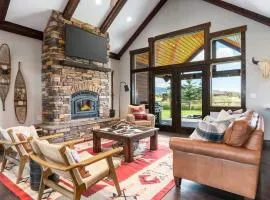 Huge Chalet Theater Hot Tub Gym