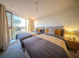 Luxury 3BR Apt Sleeps 10, Wembley & Park Views