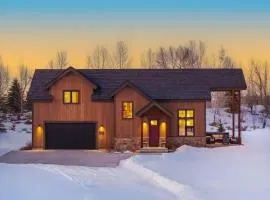 Upscale Ski Chalet - Wildlife AC Hot Tub