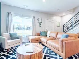 Unique Townhome 2 Car Garage & AC