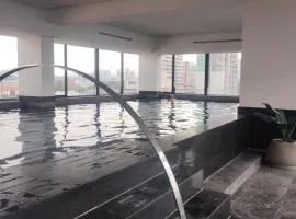 Departamento en zona de lujo con alberca y gym