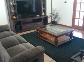 Linda y cómoda cabaña en un entorno natural, Villa in Los Ángeles