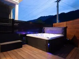 Centrally Located - Hot Tub & Amazing Outside Area