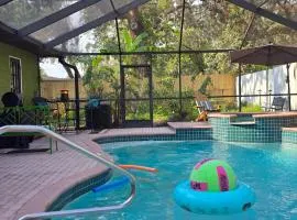 Safari King Suite By Busch Gardens with Pool