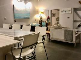 Moonrise Loft Two bedroom house each with en suite bathroom Five min drive to Falmouth Harbor, hotel v destinaci Matthews