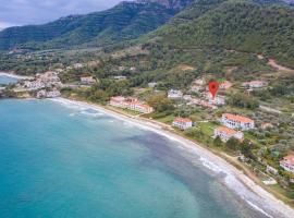 Tom's Place, hotelli kohteessa Mesochórion