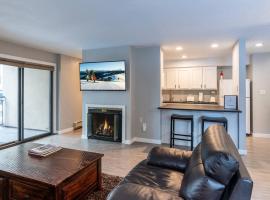 Cozy 2BR Retreat, Steps to Vail Bus, hotel v destinaci Vail