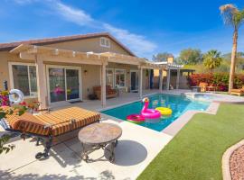 Spacious home with golf course views and private pool, hotel v destinaci Indio