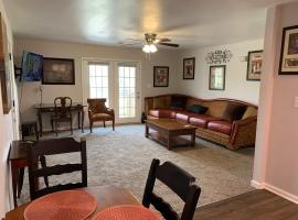 Cozy & Convenient Stay 2BR Near Ft Campbell, hotel i Clarksville