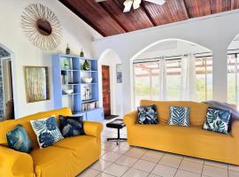 Almarlene House, spacious home sea view, large pool, patios, cot, cook, hotel in Gros Islet