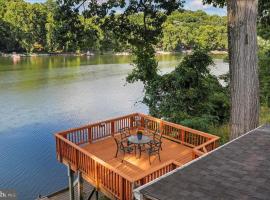Rivers Edge - On the River, Breathtaking views!, caba&ntilde;a en Front Royal