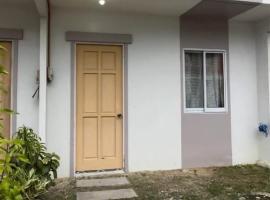 Townhouse in Compostela Cebu, hotel v destinaci Compostela