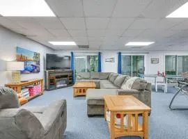 Delma's Haven in Cadiz - Deck & Lake Access