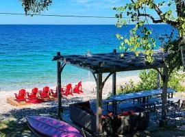 Cobblestone Waterfront cottage 4 Bedrooms, 2 Bathrooms, Sauna at Lion Head