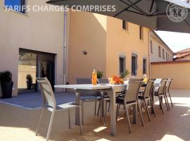 Gîte spacieux avec espace extérieur et jacuzzi à Montchal - FR-1-496-234, hotel a Montchal