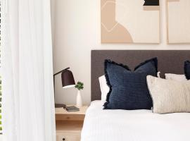 Stylish Pad, Ocean Views, Walk to Hastings Street, hotel in Noosa Heads