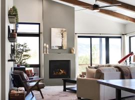 Cozy Modern Mountain Getaway With Stunning Views, hotel in Angel Fire