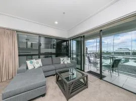 Fabulous Corner Apartment w/ Dazzling Harbour View