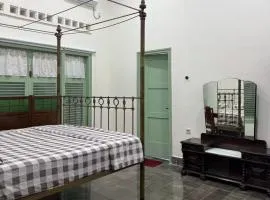 vintage room 1 in colonial house