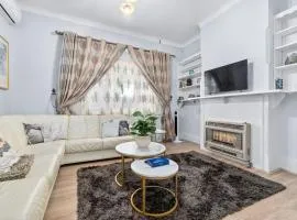 Stylish Three Bedroom Unit Close to CBD