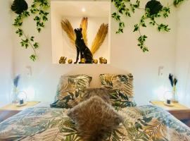 Ici, dort un Gorille, Hotel in Planay