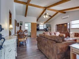 Secluded - Renovated Cabin - Enjoy Peace & Quiet โรงแรมในCosby