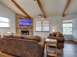 Secluded - Renovated Cabin - Enjoy Peace & Quiet, hotel em Cosby