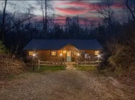 High Johnny's Hideout- Secluded w Private Hot Tub