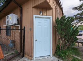 Modern Tiny Wood Cottage #2，位于沃萨加比奇海滩的酒店
