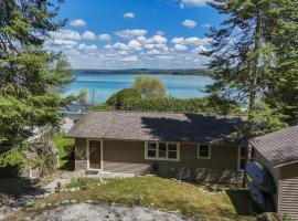 Beautiful Torch Lake House with Beach Access home, villa in Rapid City