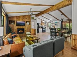 Outdoor Paradise on the Creek - Jacuzzi - Stocked, hotel a Cosby