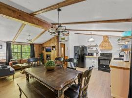 Outdoor Paradise on the Creek - Jacuzzi - Stocked, hotel en Cosby