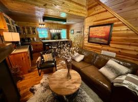 Creekside with views - jacuzzi firepit arcade, hotel a Cosby