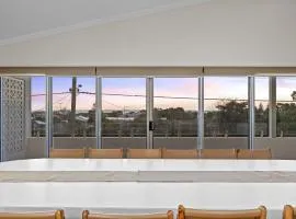 Silver Sands Sanctuary - 6BR Beachside Luxury