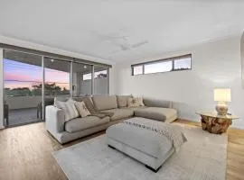 Silver Sands Sanctuary - 6BR Beachside Luxury
