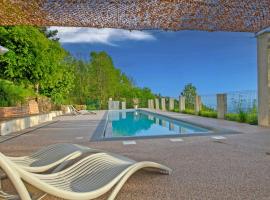 Peponi Classé 4 étoiles - Piscine - Parc des Monts d'Ardèche, hotel i Gourdon
