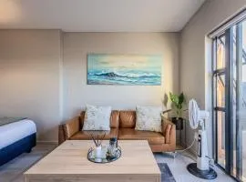 Stylish Table View Studio Fully Equipped