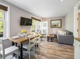 Vibrant 3 bed flat above charming pub, 10 minutes to beach
