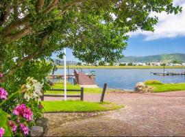 Knysna River Club Getaways - Luxury waterfront chalets, hotel em Knysna