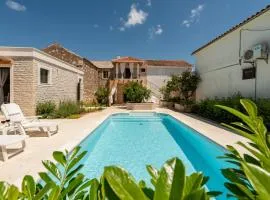 Apartment Varos with shared pool