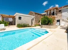 Apartment Varos with shared pool