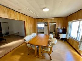 夕張ほっこり宿駅の前, готель у місті Yubari